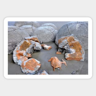 Moeraki Boulders, rochers sphériques , Nouvelle-Zélande Sticker